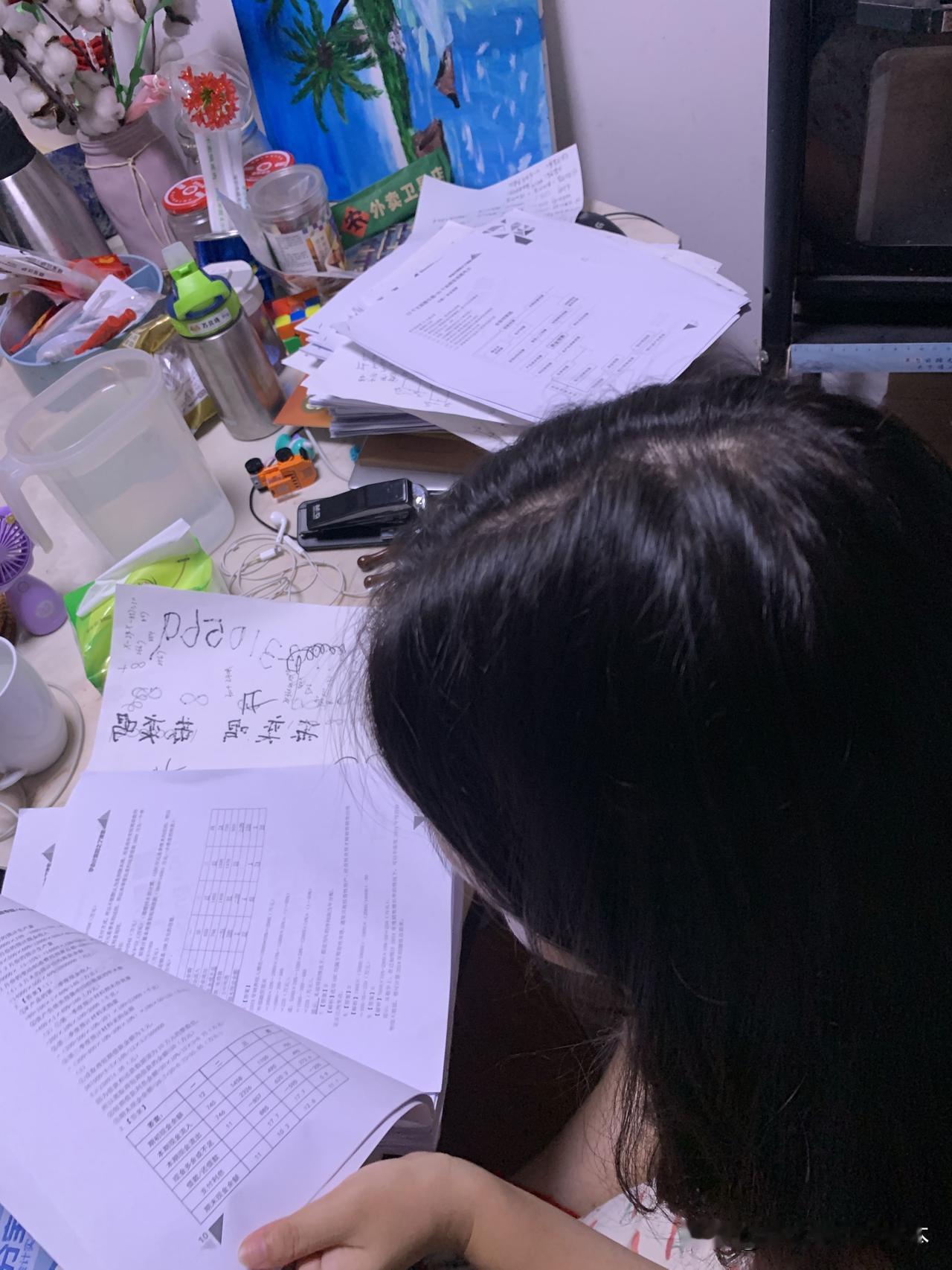 全职主妇的老婆快40岁了还在自学考中级会计。前两年，在她两个姐妹的鼓动下，她先考