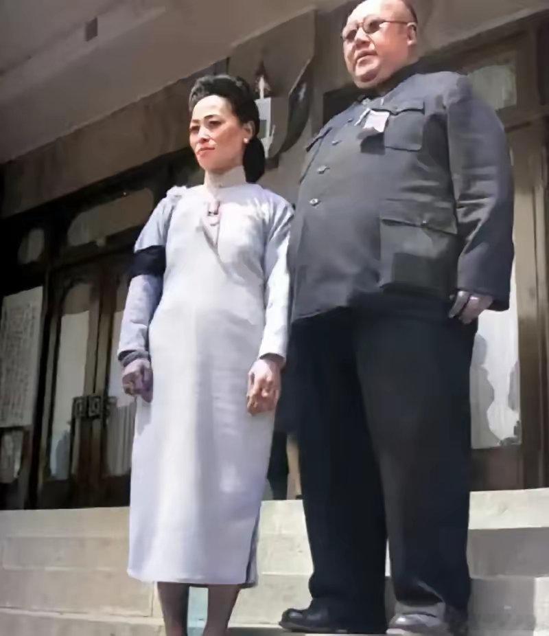 1956年，逃到美国后的马鸿逵，挺着腐败的大肚子，享受着小姨太给他做的奶酪，主政