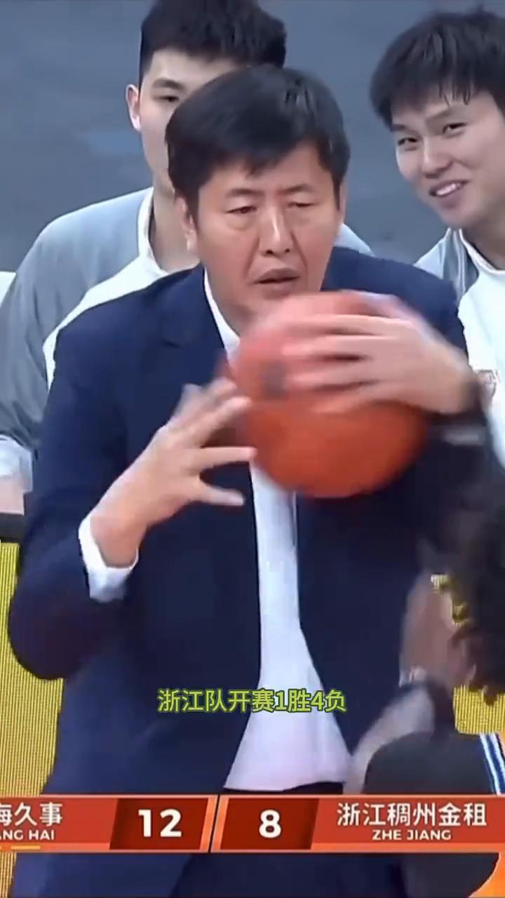 丁伟最终还是没能逃过下课命运。浙江男篮决定换帅，由外籍助教暂时接管球队。令人意外