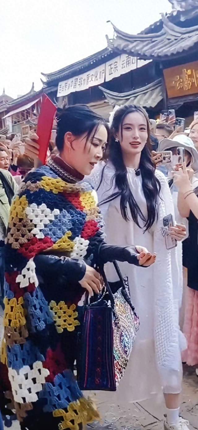 #徐艺洋怀孕下楼梯那英扶了她一把#