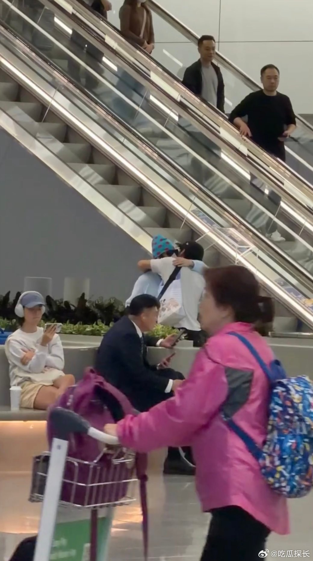 机场偶遇张柏芝和大儿子在机场撞见张柏芝母子，接到儿子后母子俩一起回家，这画面太暖