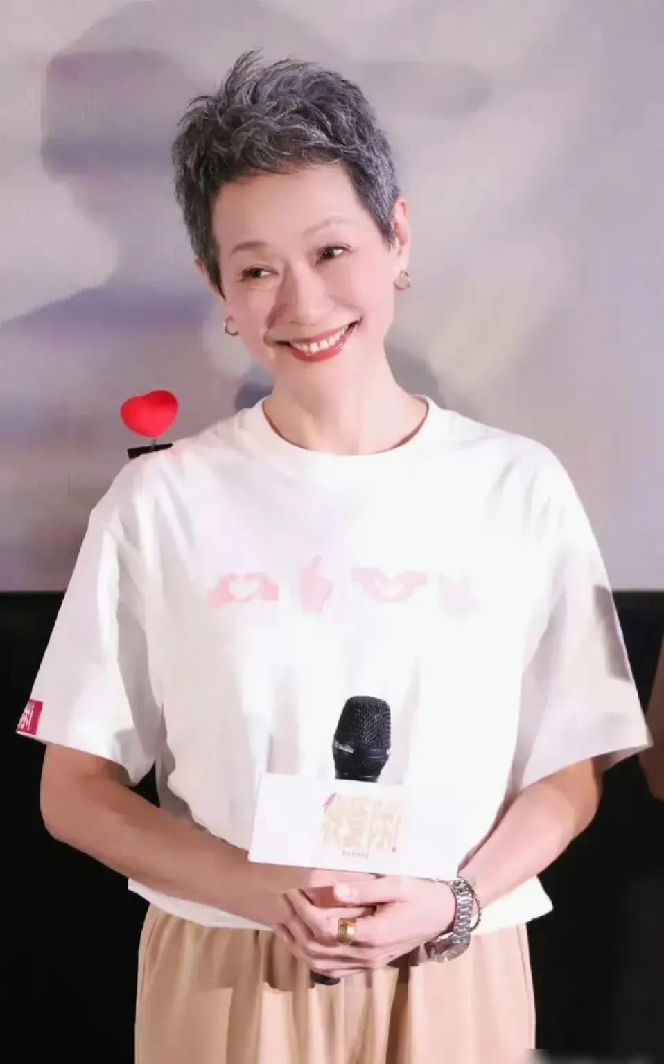 叶童，被嘲讽，
因为白发苍苍。
那些网友肯定喜欢宛如少女的赵雅芝，还有不服老的刘