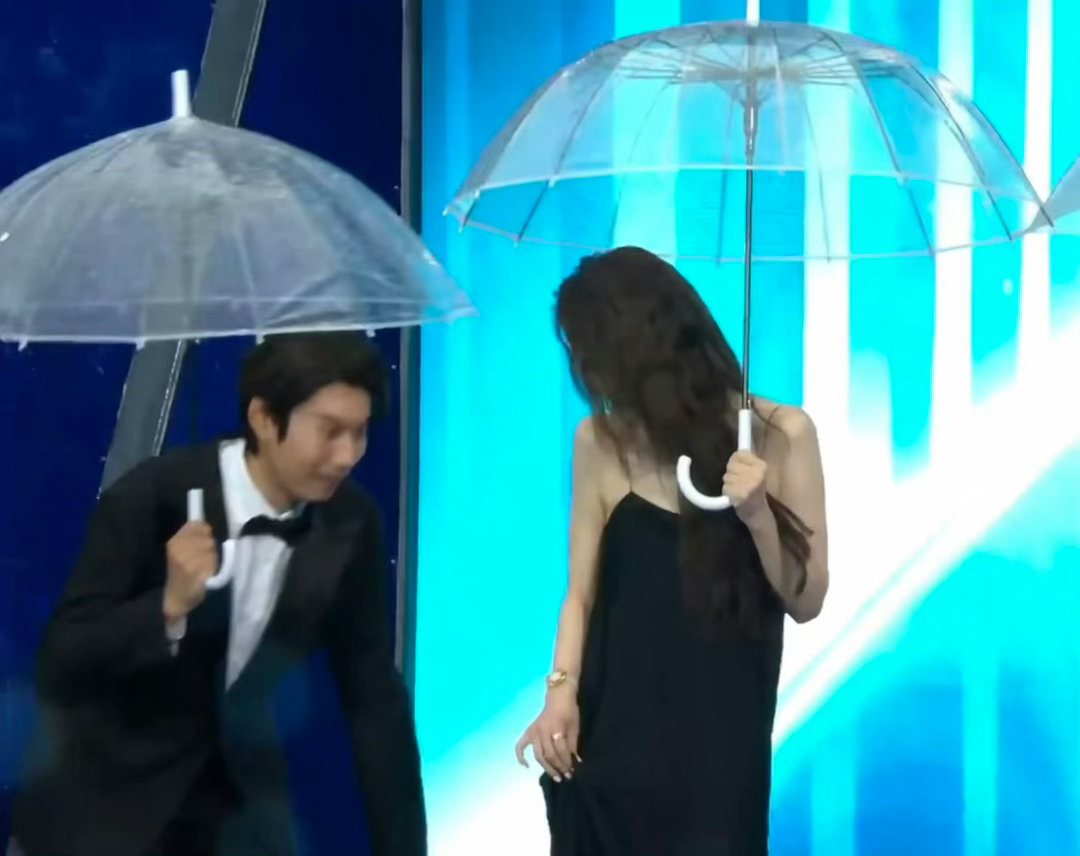 艾伦踩到戚薇裙子的反应戚薇被艾伦踩到裙子的反应 艾伦：咋办（急到模糊戚薇：无事发