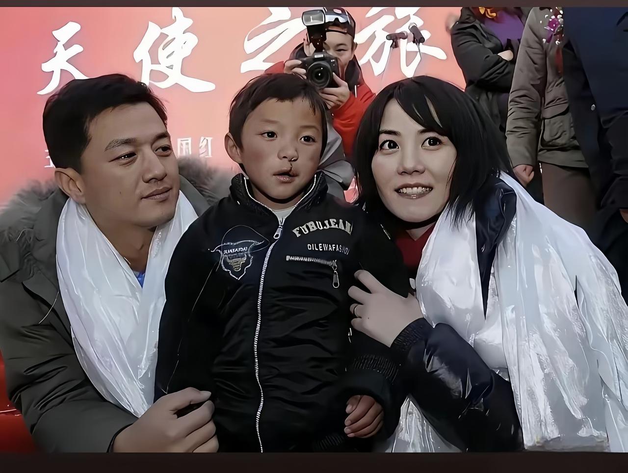 王菲信了多年的佛，其实真佛曾经就在她身边。

图中是嫣然天使医院刚成立没多久，有