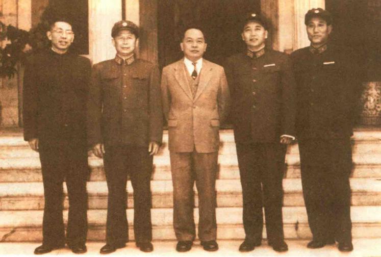 昆明军区司令员秦基伟，接待越南将军武元甲。右一是昆明军区副司令员兼参谋长，开国少