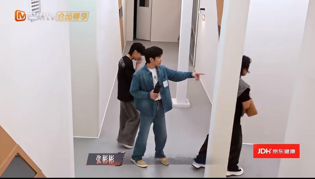 张彬彬带陈若轩练声：不能让曾辉飞太远！
披哥花絮里，张彬彬带着陈若轩一起练声的画