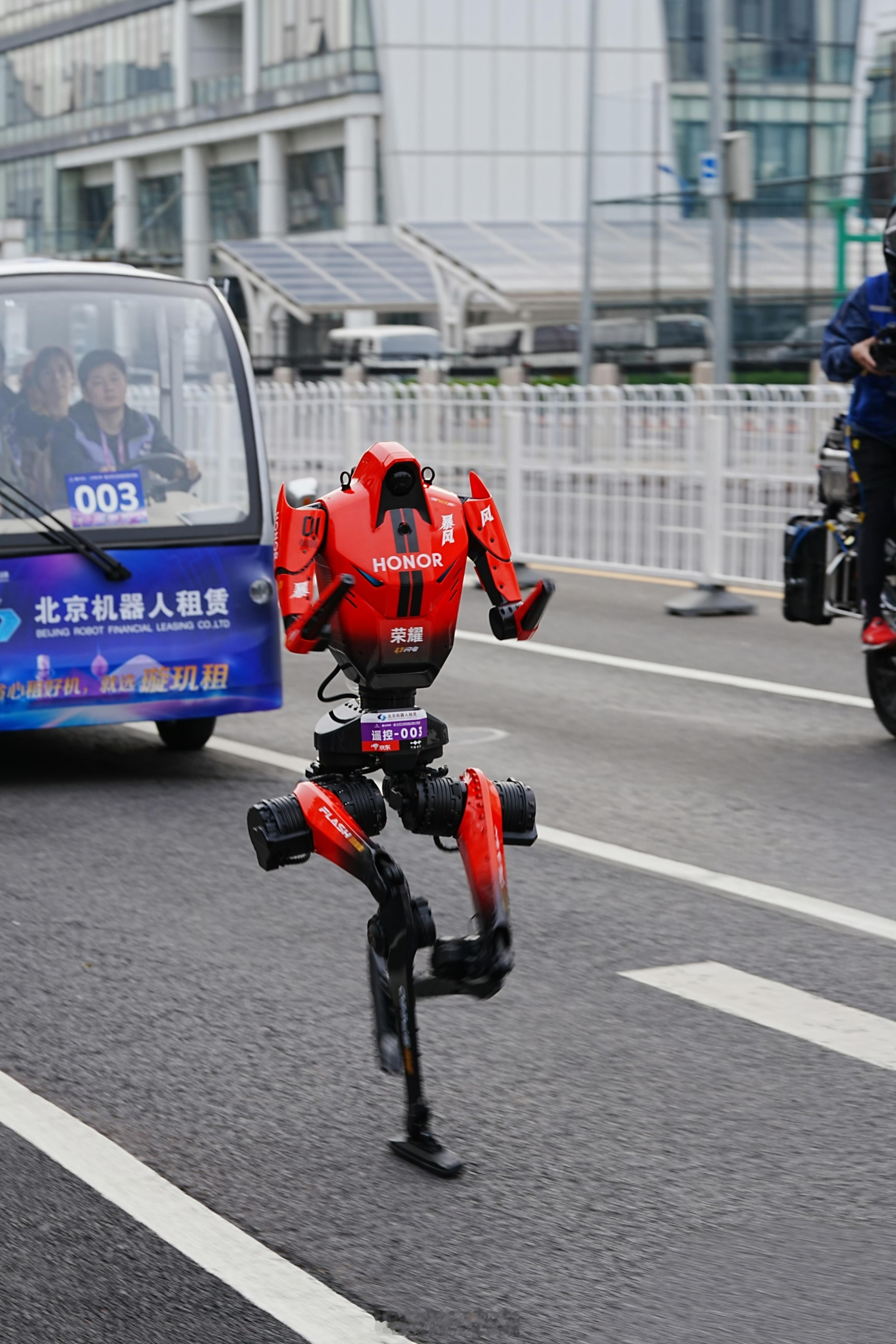 2026机器人半马昨天机器人大赛谁家第一？那个还没走几步就摔散架的又是那个这个活