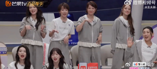 谢楠好像在孩子看文艺汇演谢楠表情 母爱如山浪姐一公小考，谢楠在台下那专注又温柔的