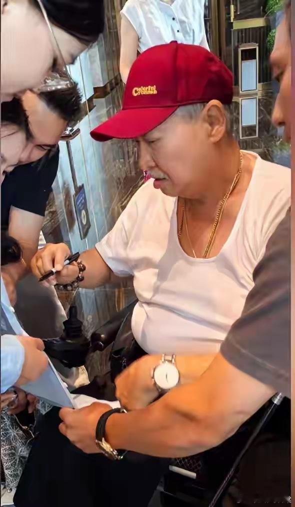洪金宝恩施拍宣传片，体型复胖高温裹厚衣，妻子穿露肚装身材苗条 