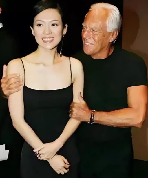 章子怡发文悼念阿玛尼先生 91岁意大利时尚传奇乔治·阿玛尼在家中安详离世。章子怡