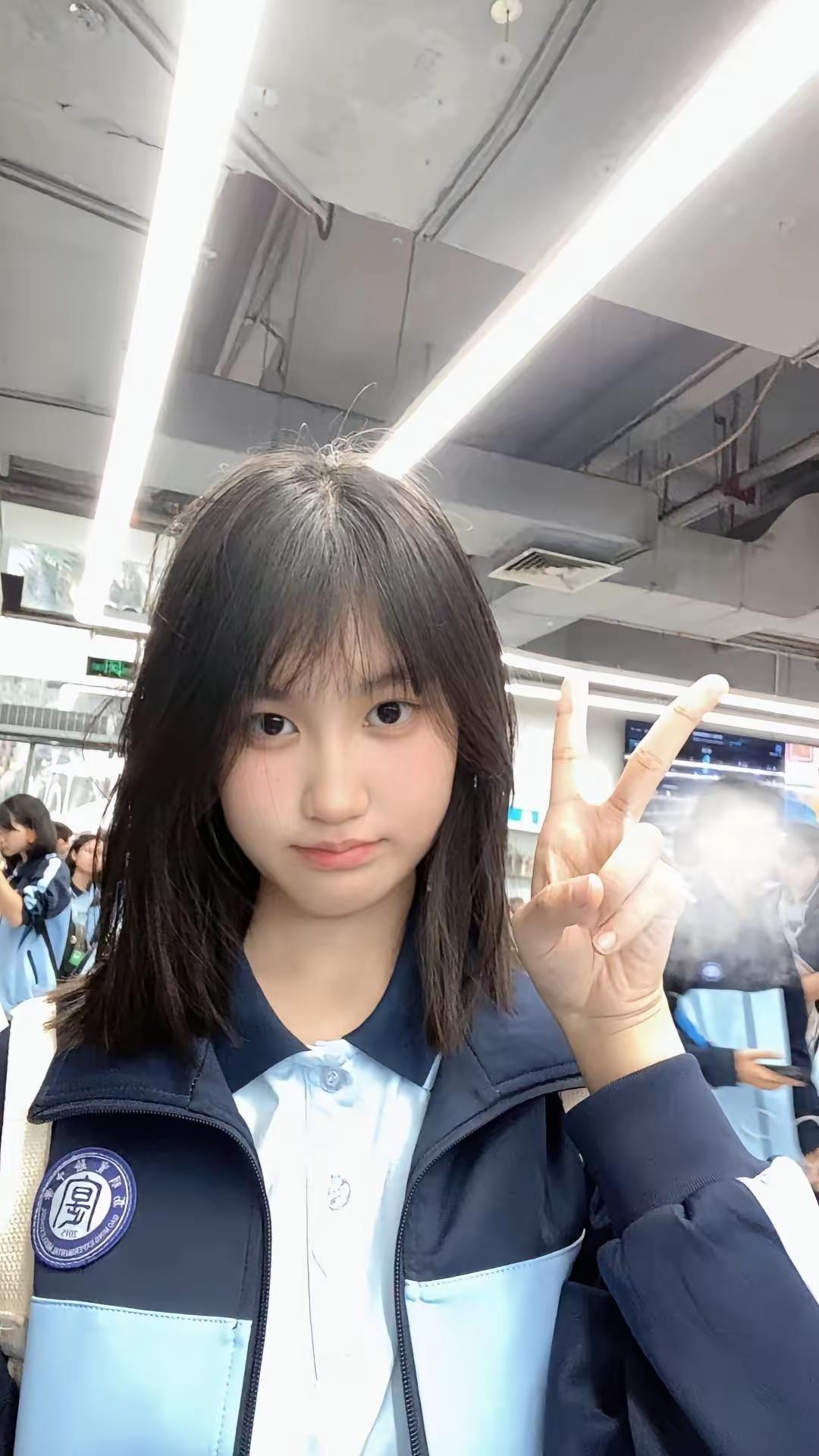 元气少女打卡地铁站，V字手势元气满满！📸✨