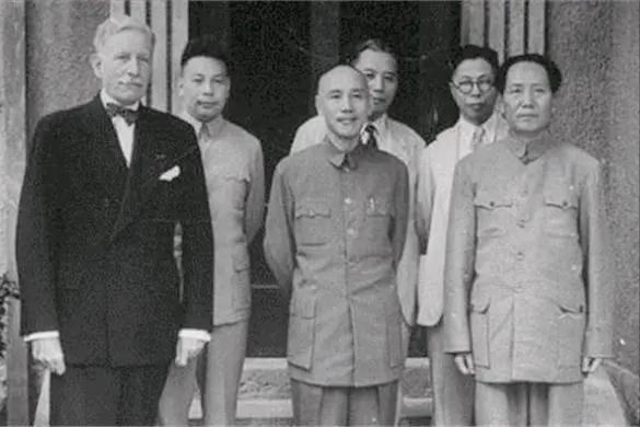 在重庆开会时，蒋介石提出让毛主席担任省长。毛主席平静地问道：“委员长要我担任哪个