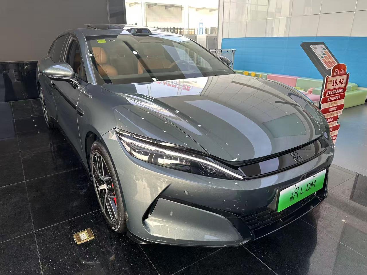 朋友的车开了十几年了，最近打算换车，让我陪他看看比亚迪汉L DM。
这款车的外观