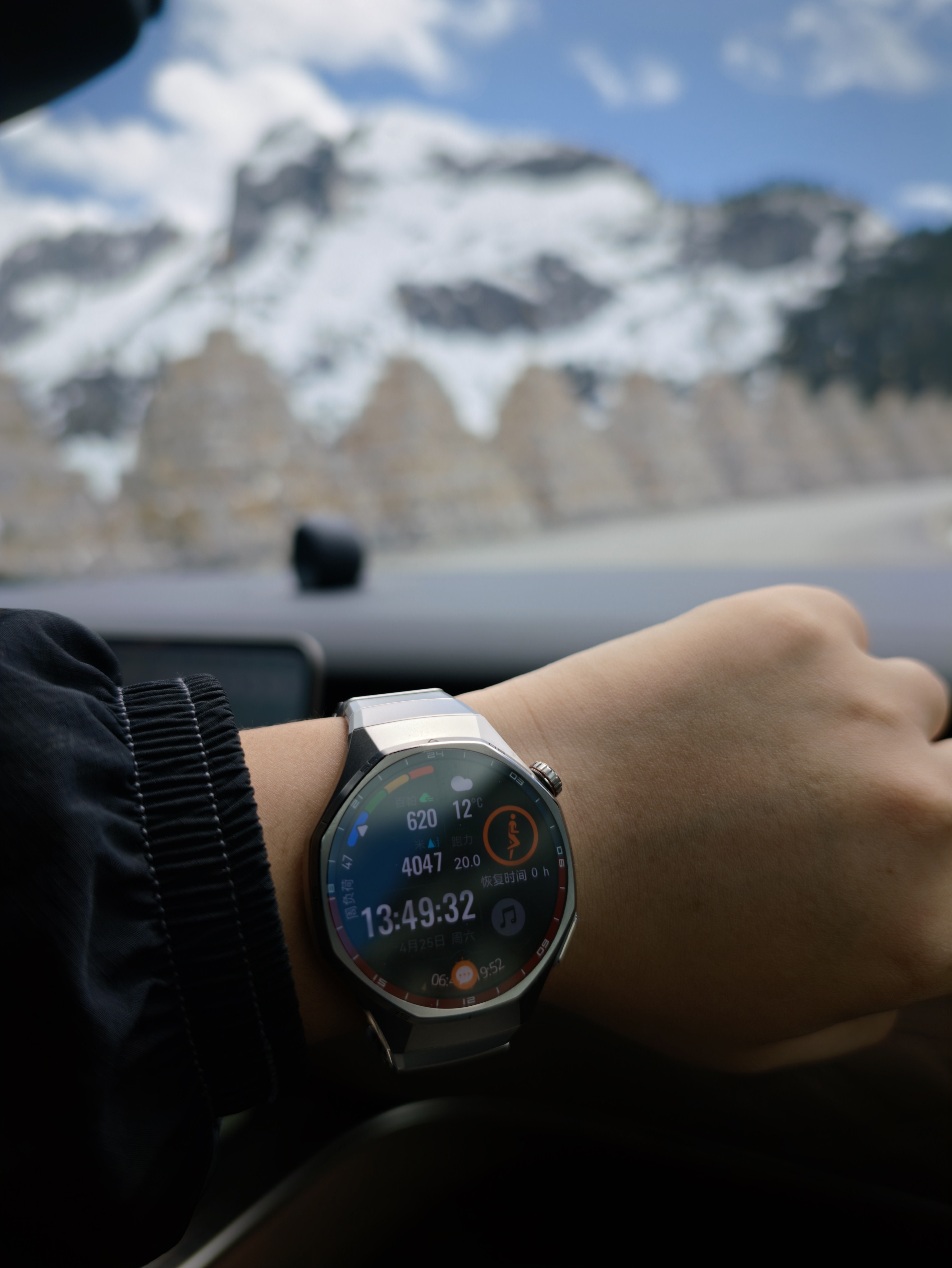 俺是真的猛海拔四千米跑山路十八弯还来来回回反复跑了几小时“猛”字打在公屏上