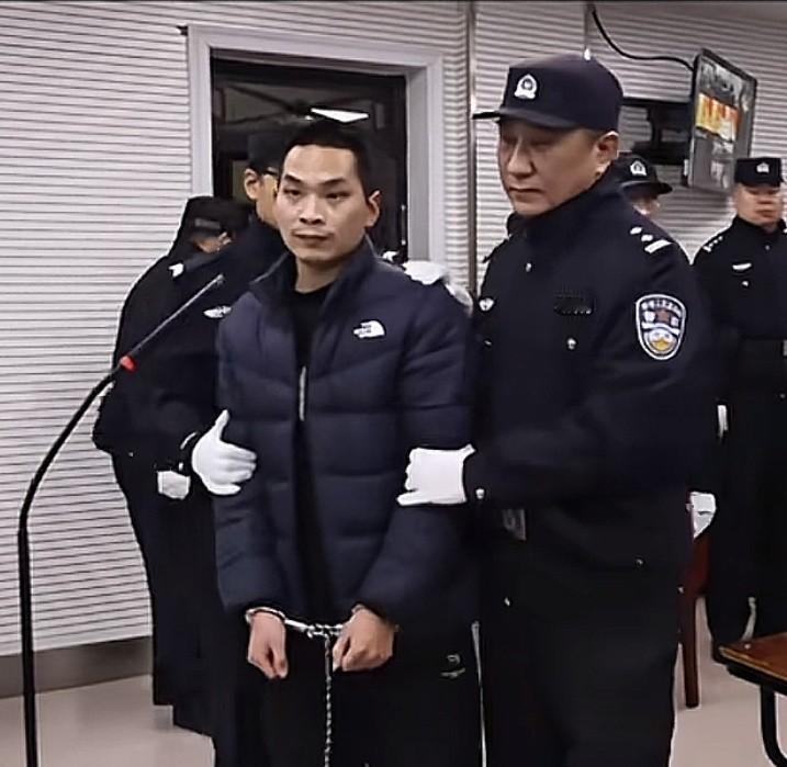 河南杀人犯照片公开，发小变凶手，受害者朋友为啥没察觉？
最近网上爆出河南崔路路杀