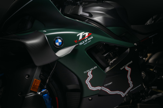 宝马推出了纪念版M 1000 RR，限量115台，英国赛车绿涂装，单座设计，水冷