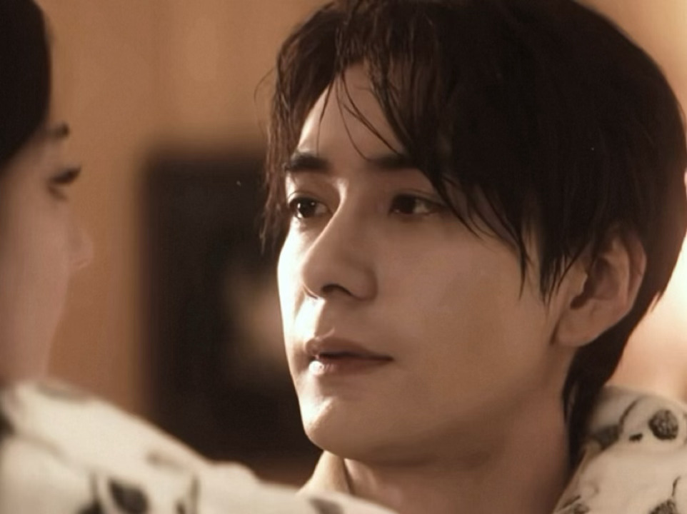 没错导演就这么拍！炎拓发丝上的水珠滴到聂九罗锁骨这块实在暧昧炎拓湿发水珠滴在聂九