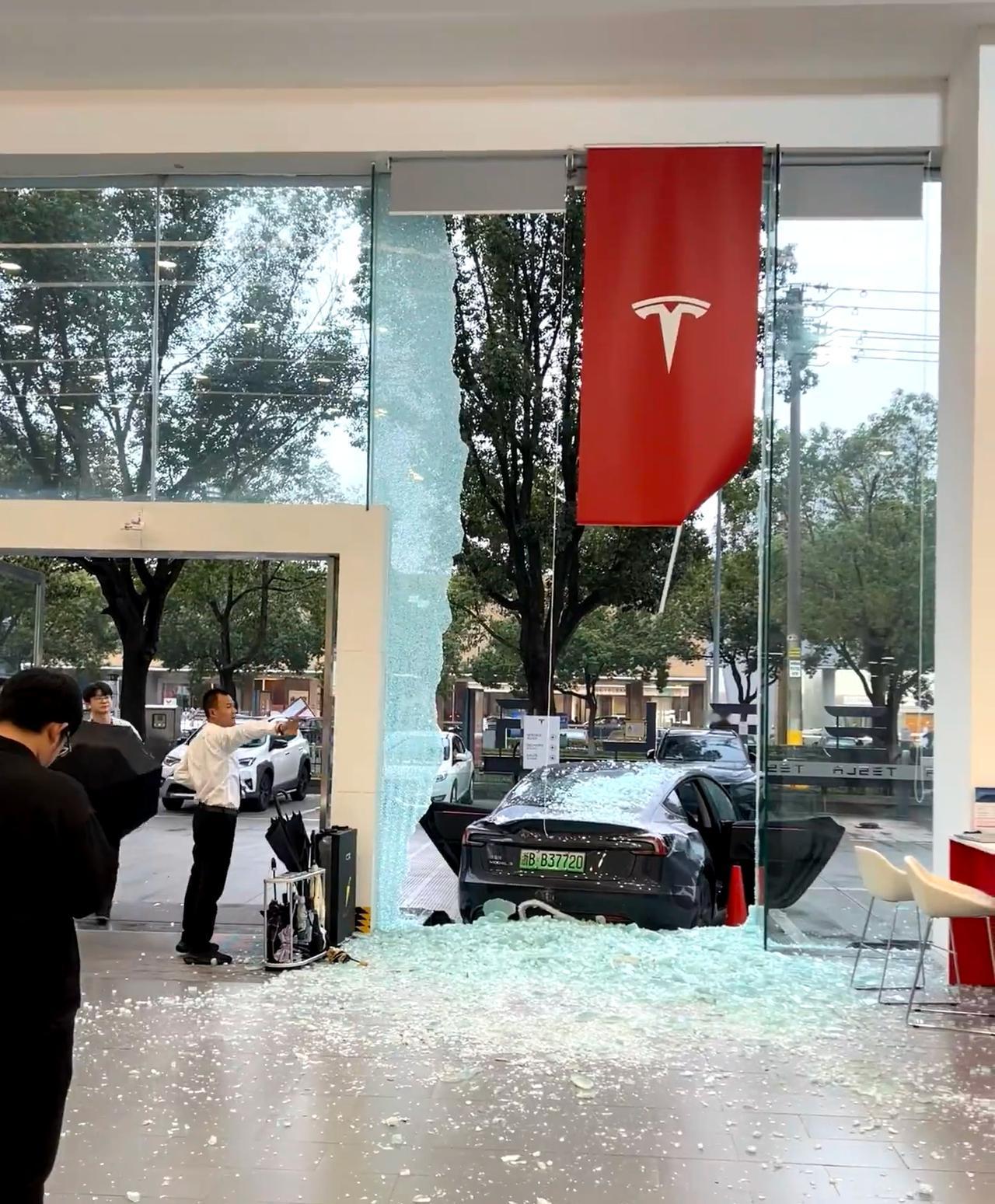 一声巨响 特斯拉历险记！

一声巨响！玻璃掉了一地，冒烟了。我听试驾女生说再试自