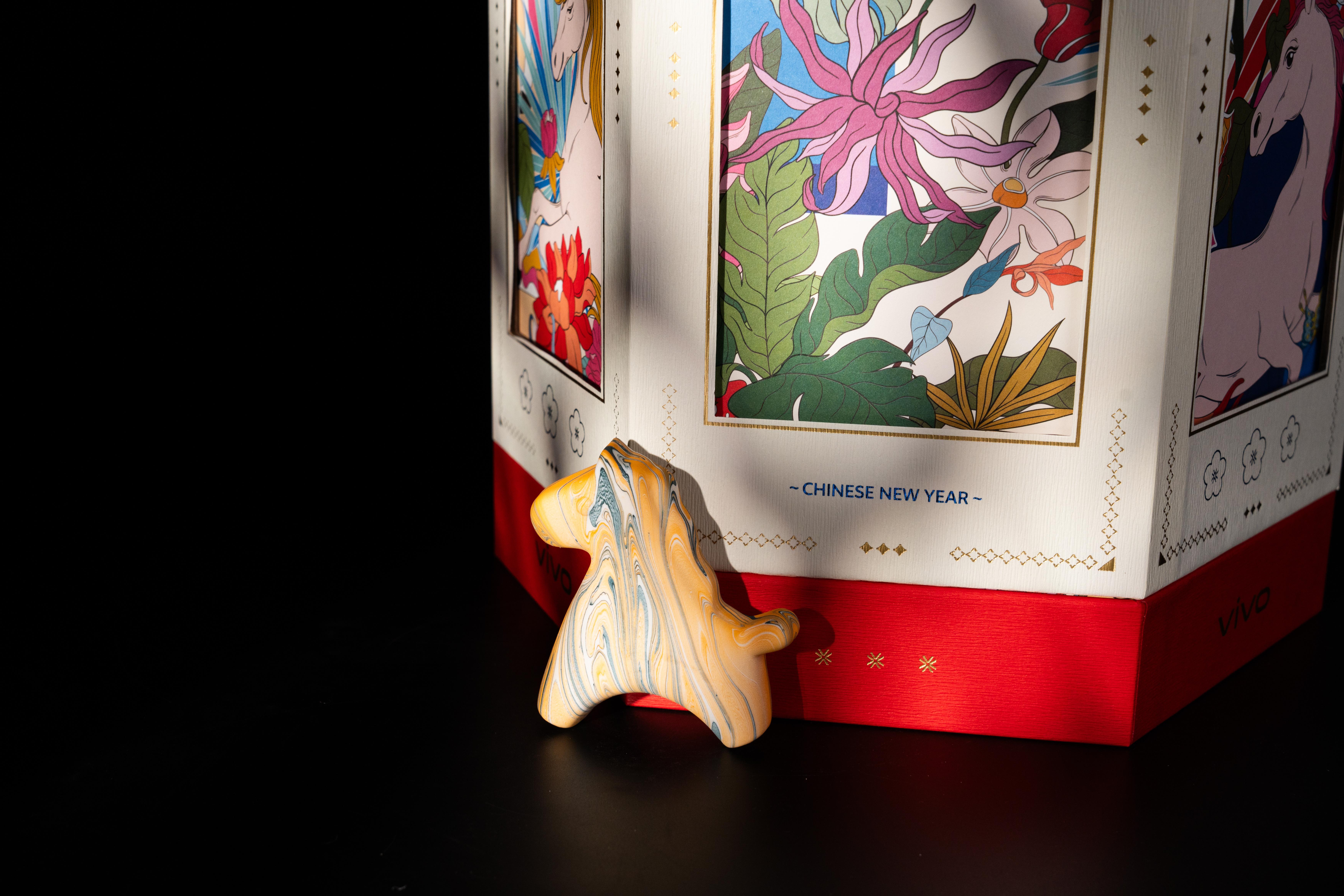 收到vivo的新春礼盒 🎁颜值与实用性双在线定制轻行斜挎包、有钱花新年限定保温