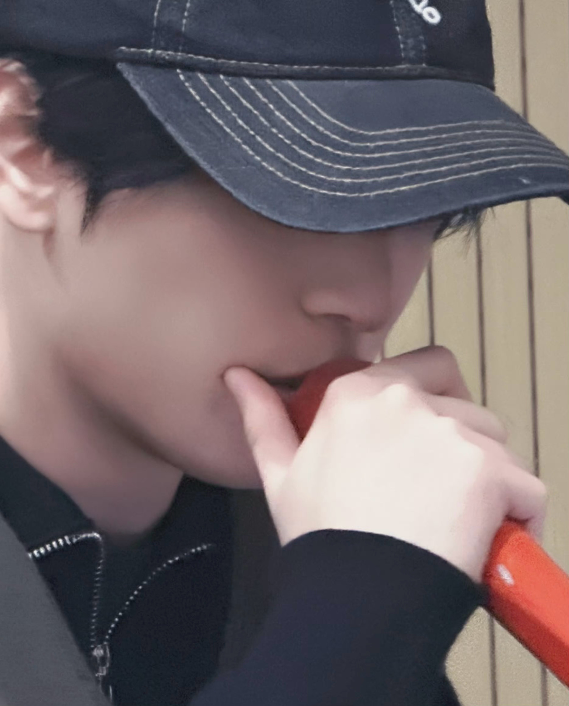 果然，严浩翔一个动作就能让我脸红，没人觉得这张越看越性感吗🥲 