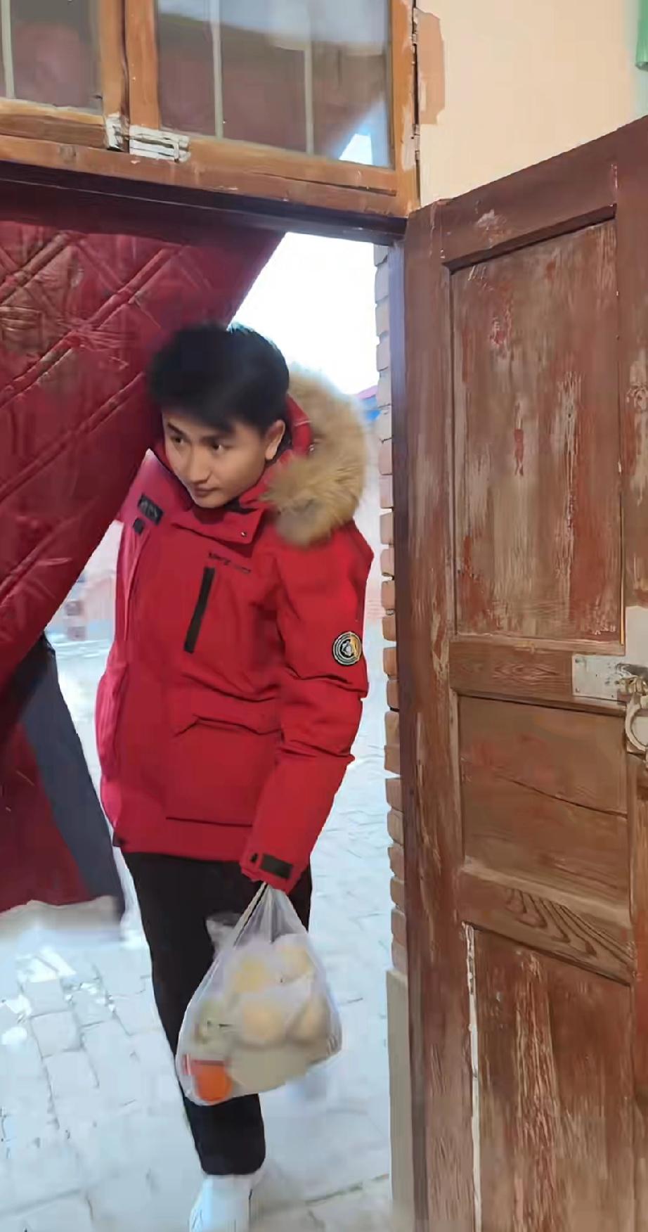 歌手李天一走进人民群众为老奶奶歌唱，走进新时代。