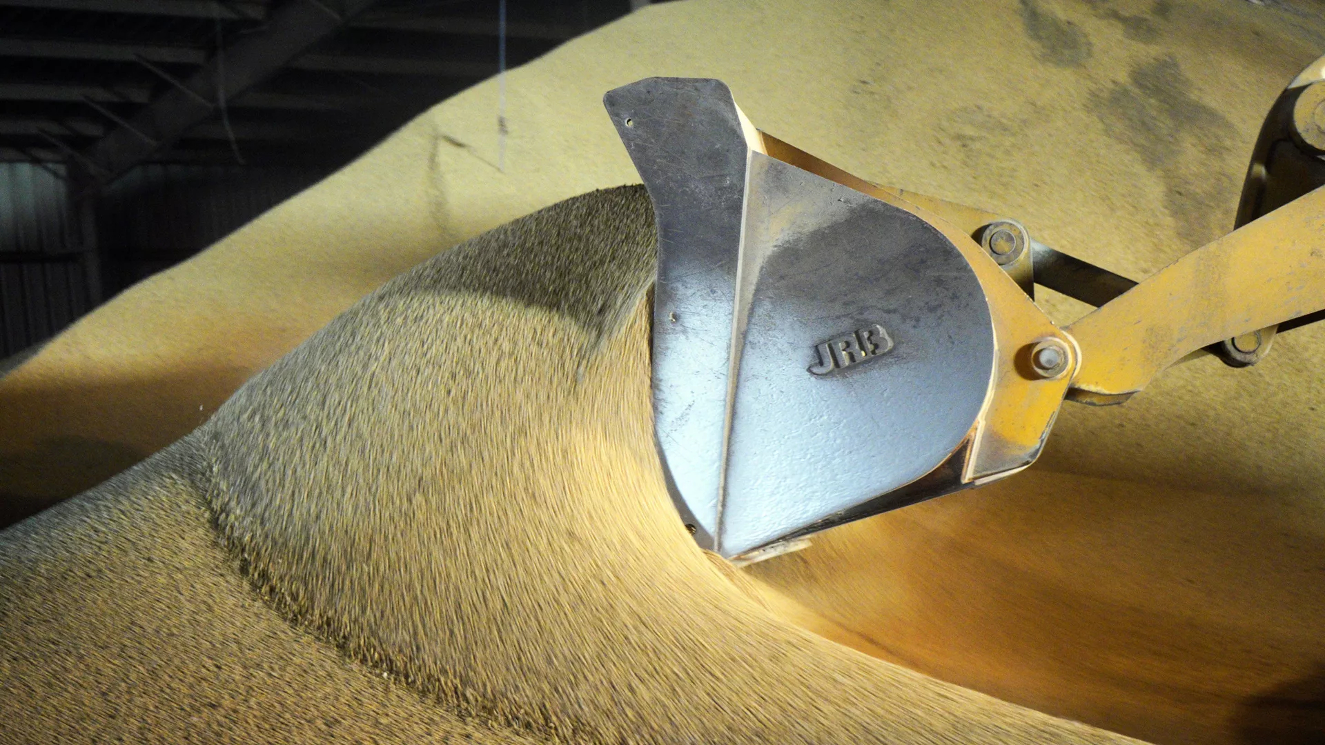 路透社援引两名贸易消息人士的话报道称，中国国有企业中粮集团本周购买了三批美国大豆