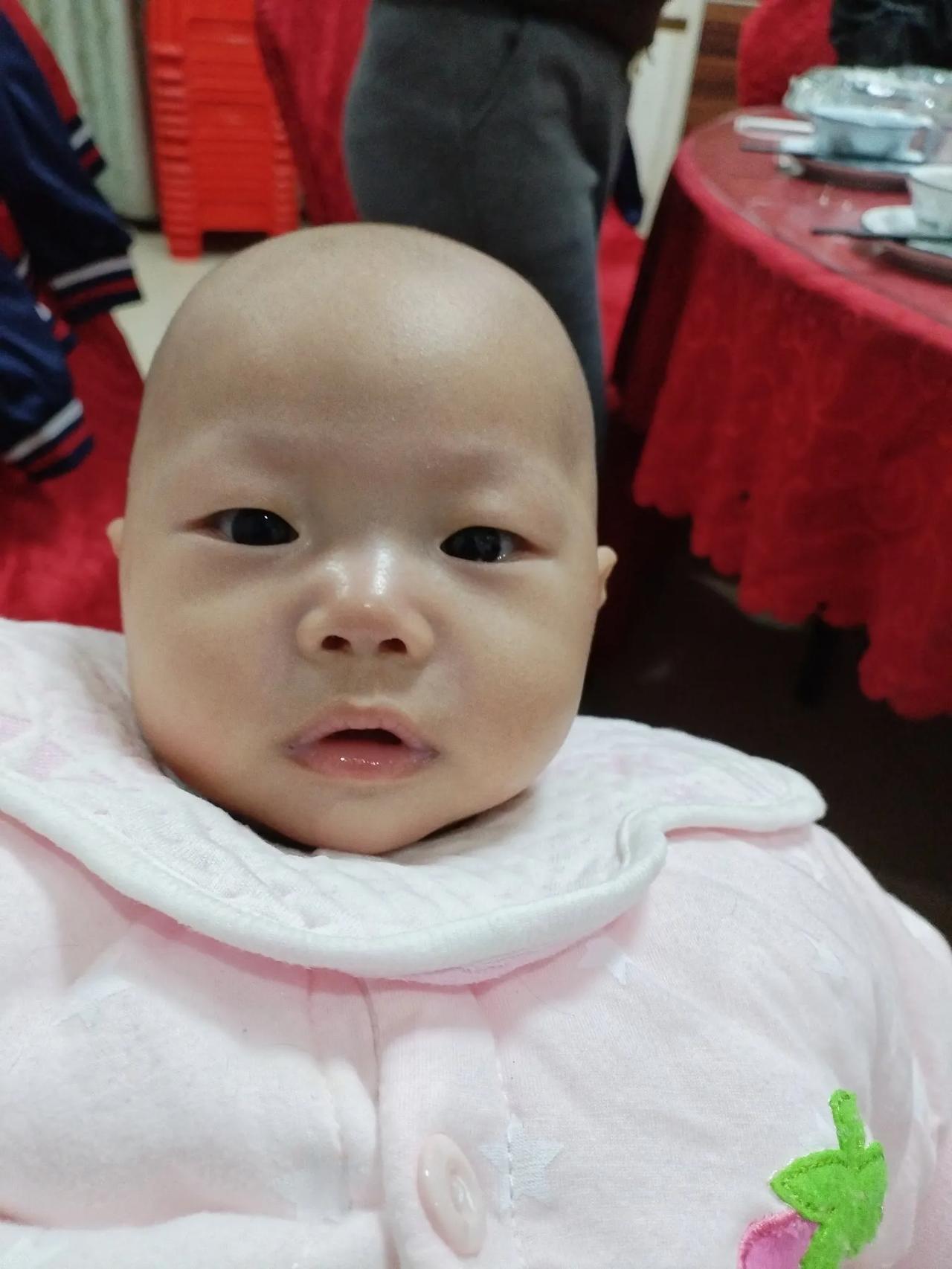 贺梁子琪百日
 
百日新添小娇娃，
梁门绮梦绽芳华。
子如灵玉萌初态，
琪影娇憨