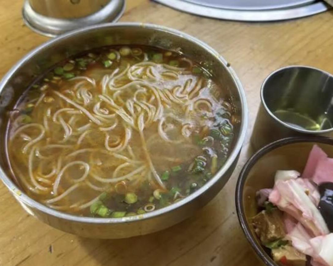 商家免费续面是一种善意，你多次加面就是在占便宜！
这是我在乐山续面事件当中，继我