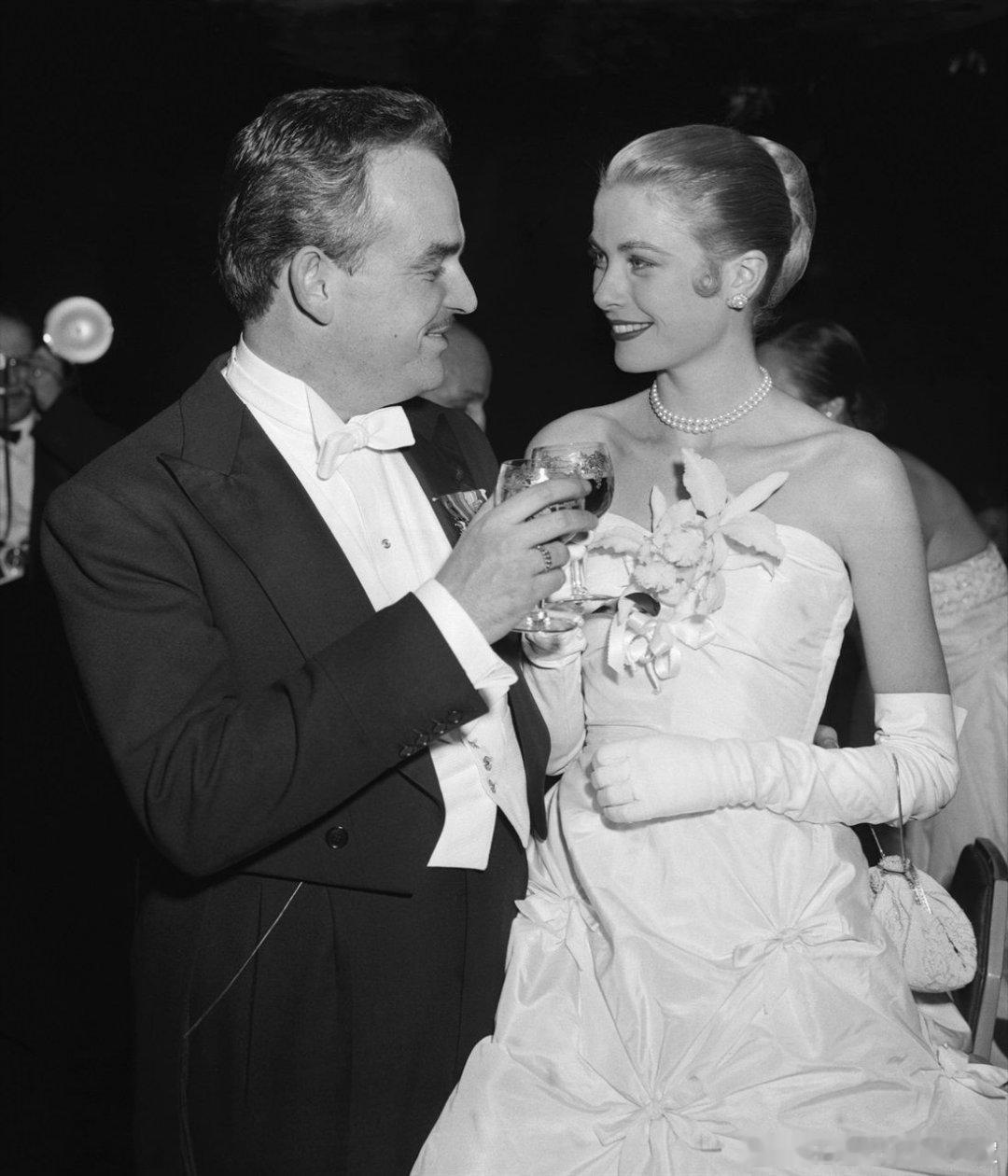 老照片 1956年，摩纳哥亲王雷尼尔三世和美国好莱坞女星格蕾丝·凯利宣布订婚的翌