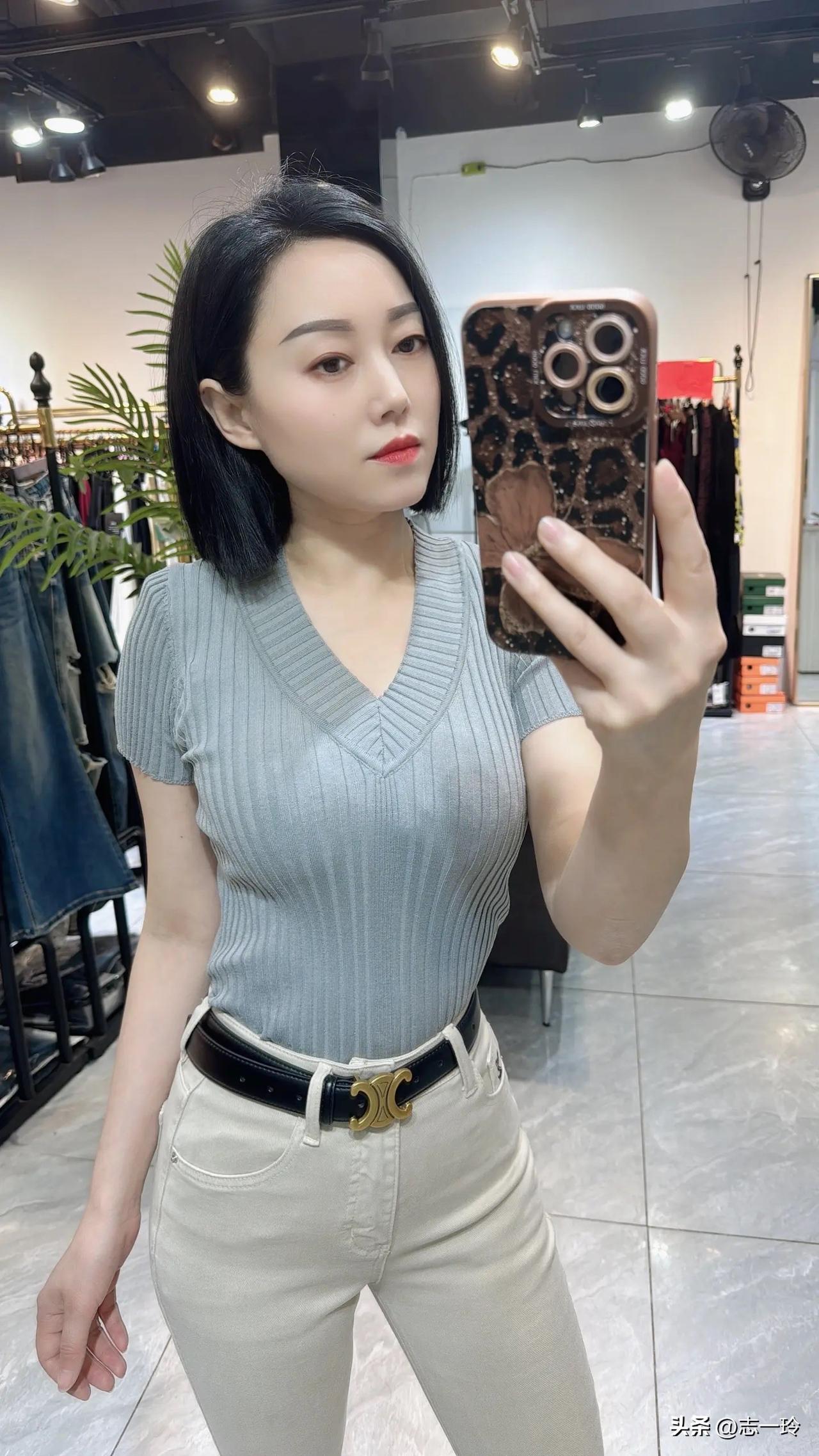 优雅穿搭指南：灰色针织衫+米色高腰裤，尽显时尚魅力！