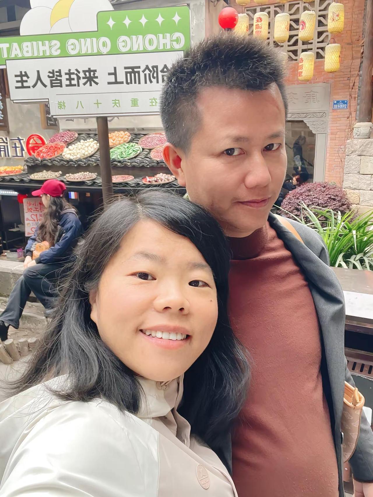 除此之外你们在版石呀，安远呀，见过的跟他一起吃饭呀，逛街呀，恩爱呀，都是2+1，