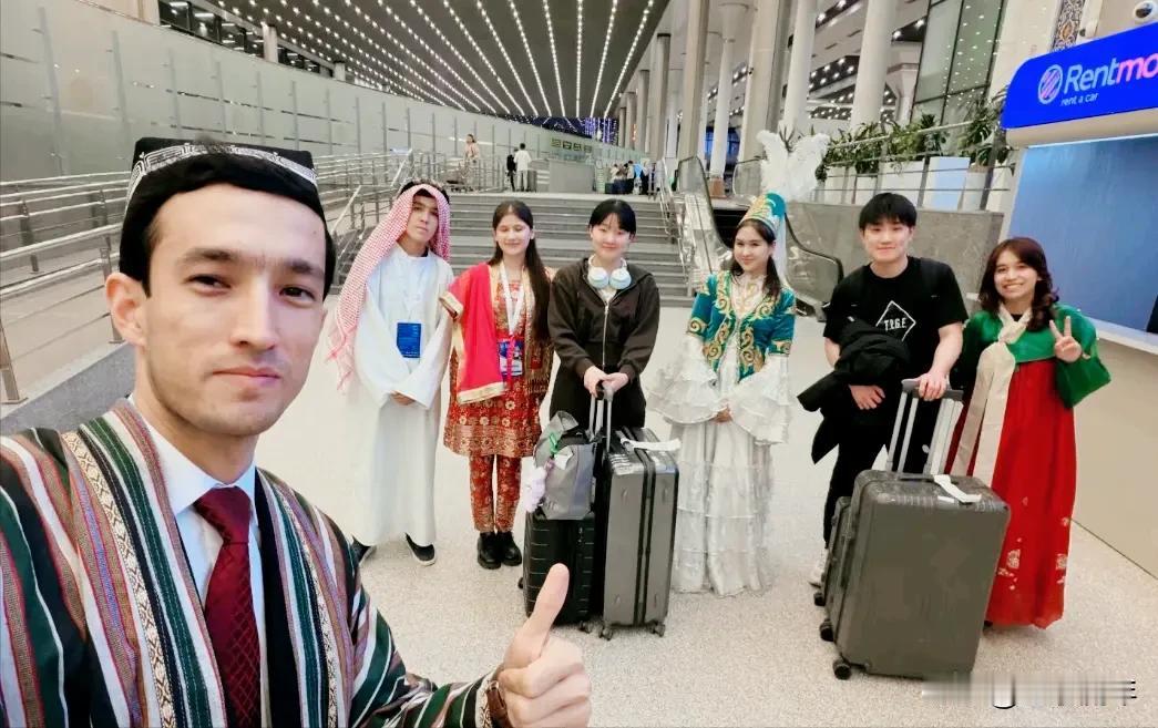 为什么中日乒乓球队几乎同时到达塔什干，待遇却完全不同？
日本队一到达机场，
就有