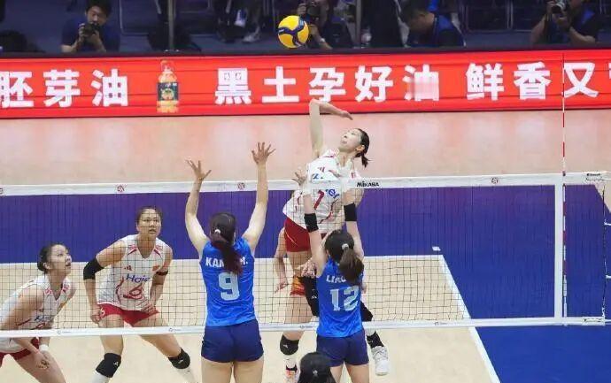 中国女排3-0横扫中国台北队，晋级亚锦赛八强；赛后暖心一幕：两队一起拍了“全家福