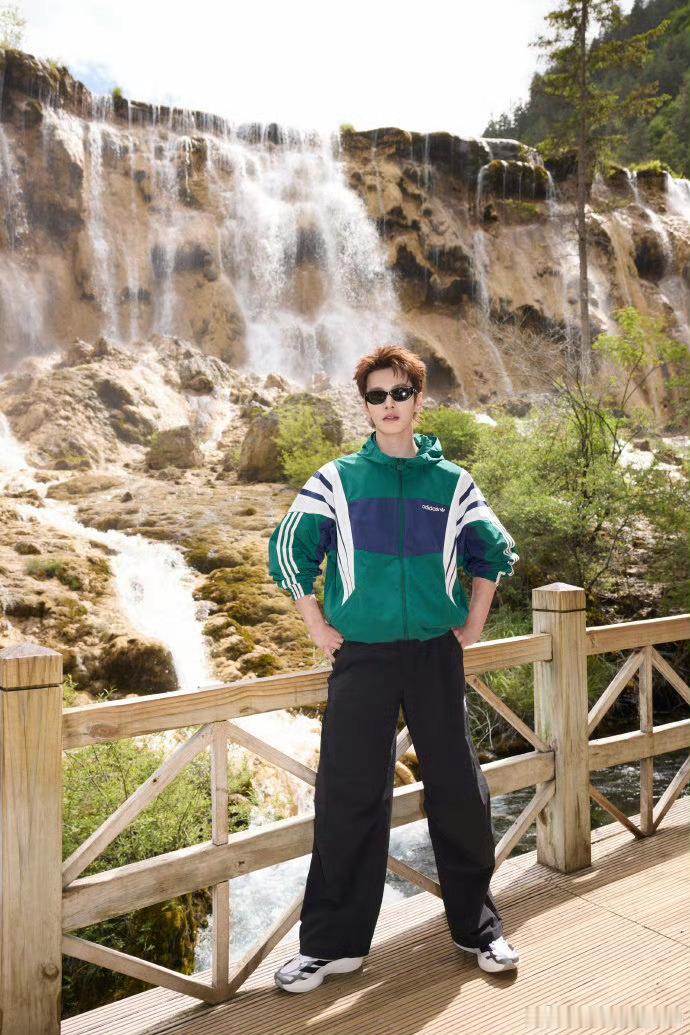何与禁欲系领口杀 何与红毯造型精准拿捏禁欲美学，西装领口松弛有度，露出精致锁骨，