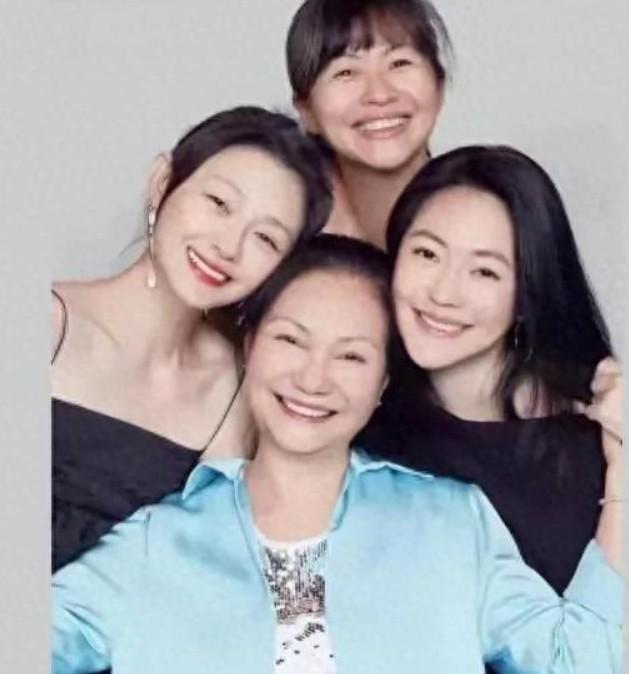 母亲节S 妈晒全家福，具俊晔瘦脱相，小S憔悴。
 
具俊晔应该化悲痛为力量，肩负