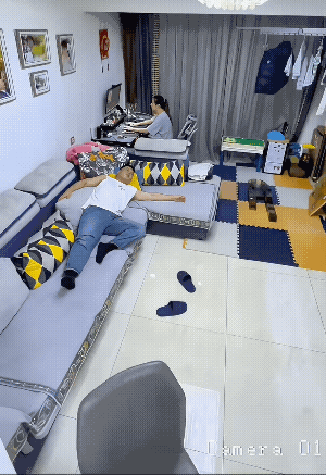 男子对，“睡觉你放什么歌呀！”
听见开头那个“唉”，男子起来慌张“唉”，并应“在