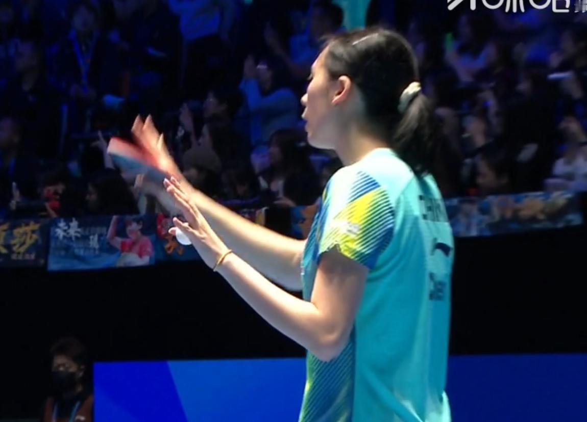 突发！陈熠要发球，
现场拼命喊孙颖莎加油！
打乱了陈熠思路。
这一场，
不是陈熠