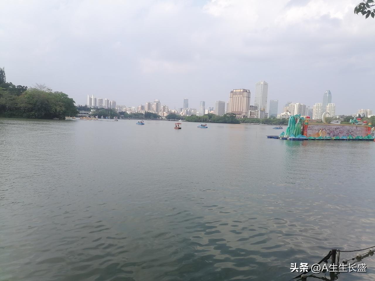 美丽的水上造型，宽阔的湖面，远处高耸入云的大楼！