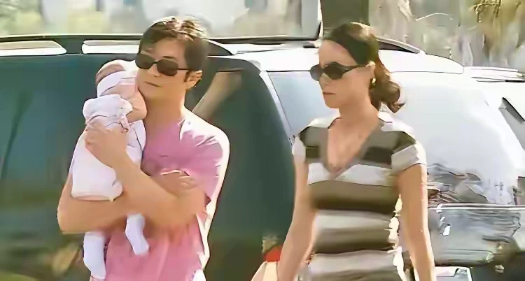 当年，李亚鹏抱着刚做完手术的李嫣与妻子王菲走在北京街头时的一幕 ​​​