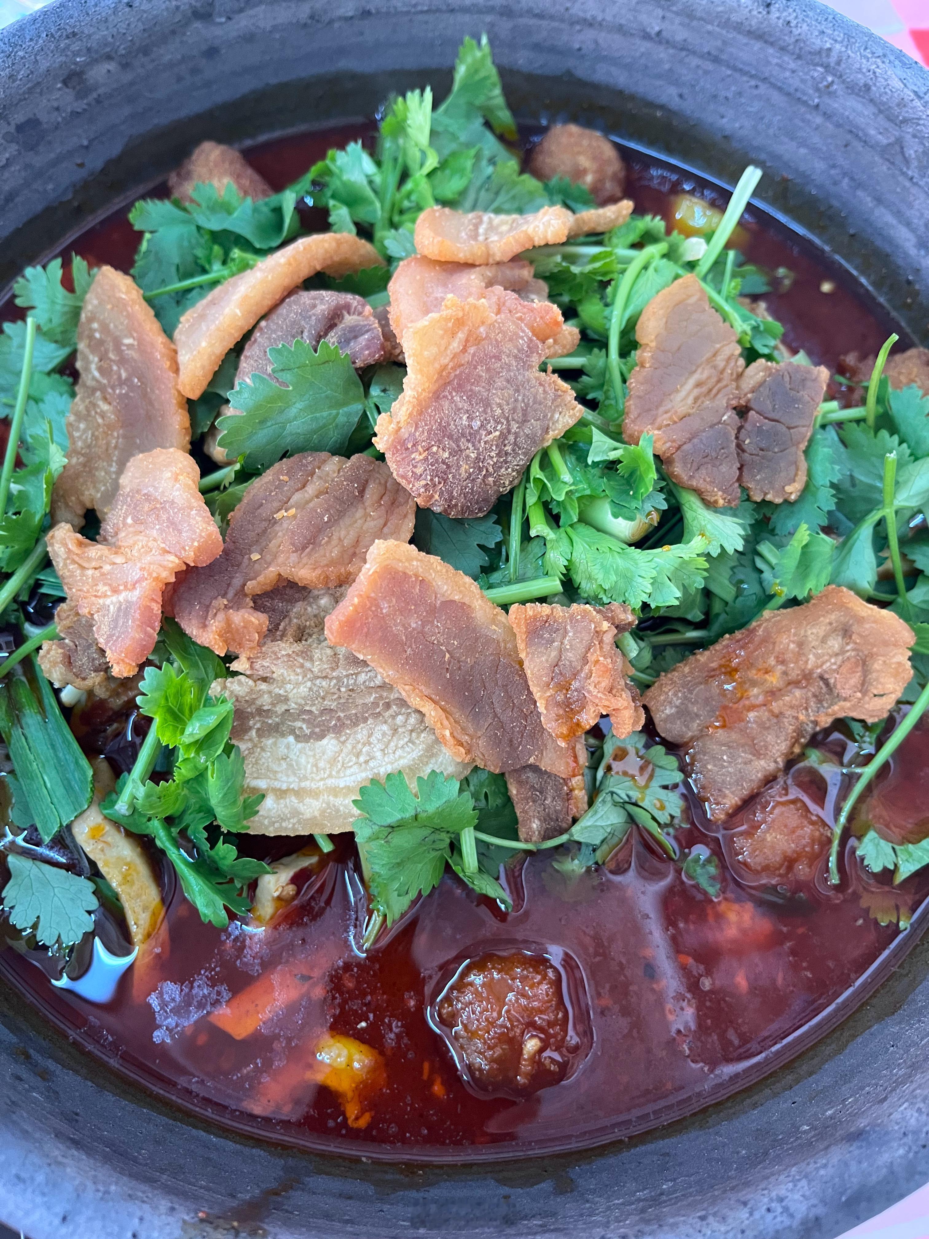 这家店叫湖山贵·肉丸豆干锅。开在洪西小区。装修简简单单。店里卫生做得很不错。空调