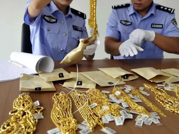 山东两家金店同日遭劫，警方全力侦办

近日，山东省潍坊市下辖的昌邑和寿光两地相继