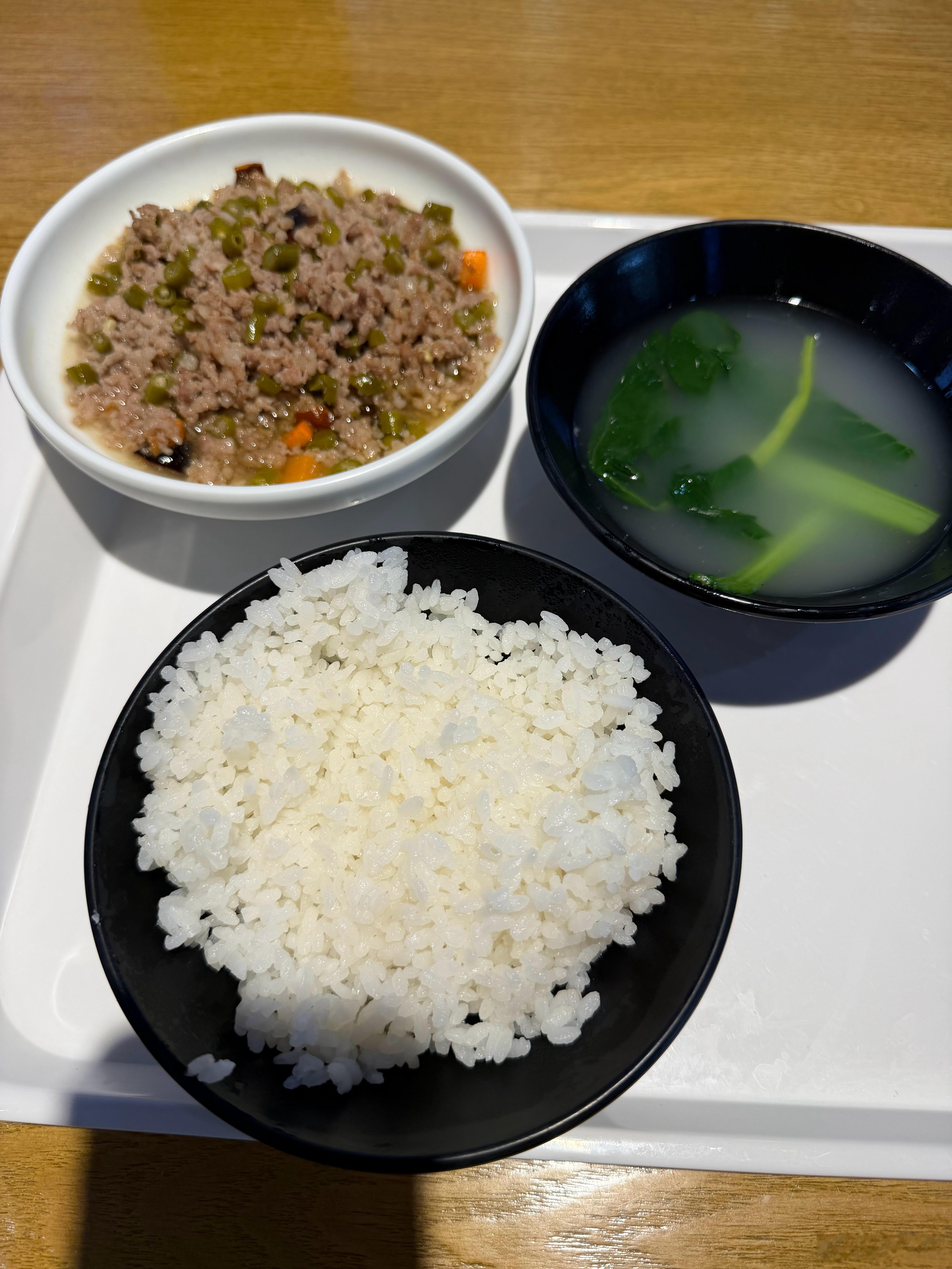 昆明机场29元套餐我说米饭太多，要一半，别浪费阿姨说，你不够吃你再来加这价格全国