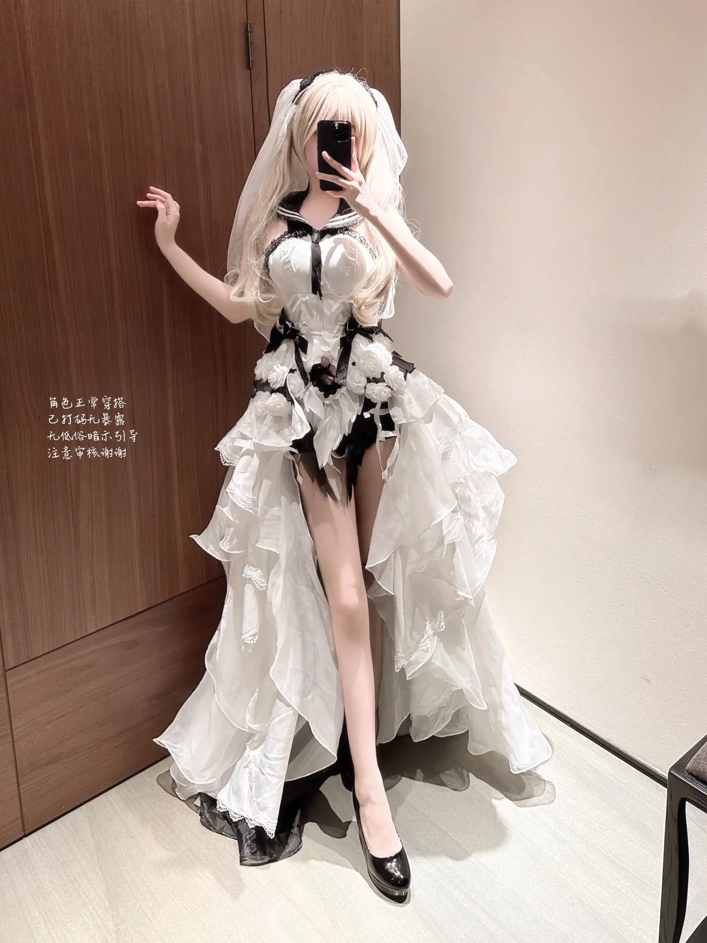 梳妆的大小姐。