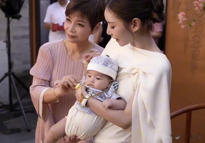 马筱梅妈妈照顾完自己的外孙又有了新任务，负责照顾玥玥和小霖霖。据小杨阿姨透露，马