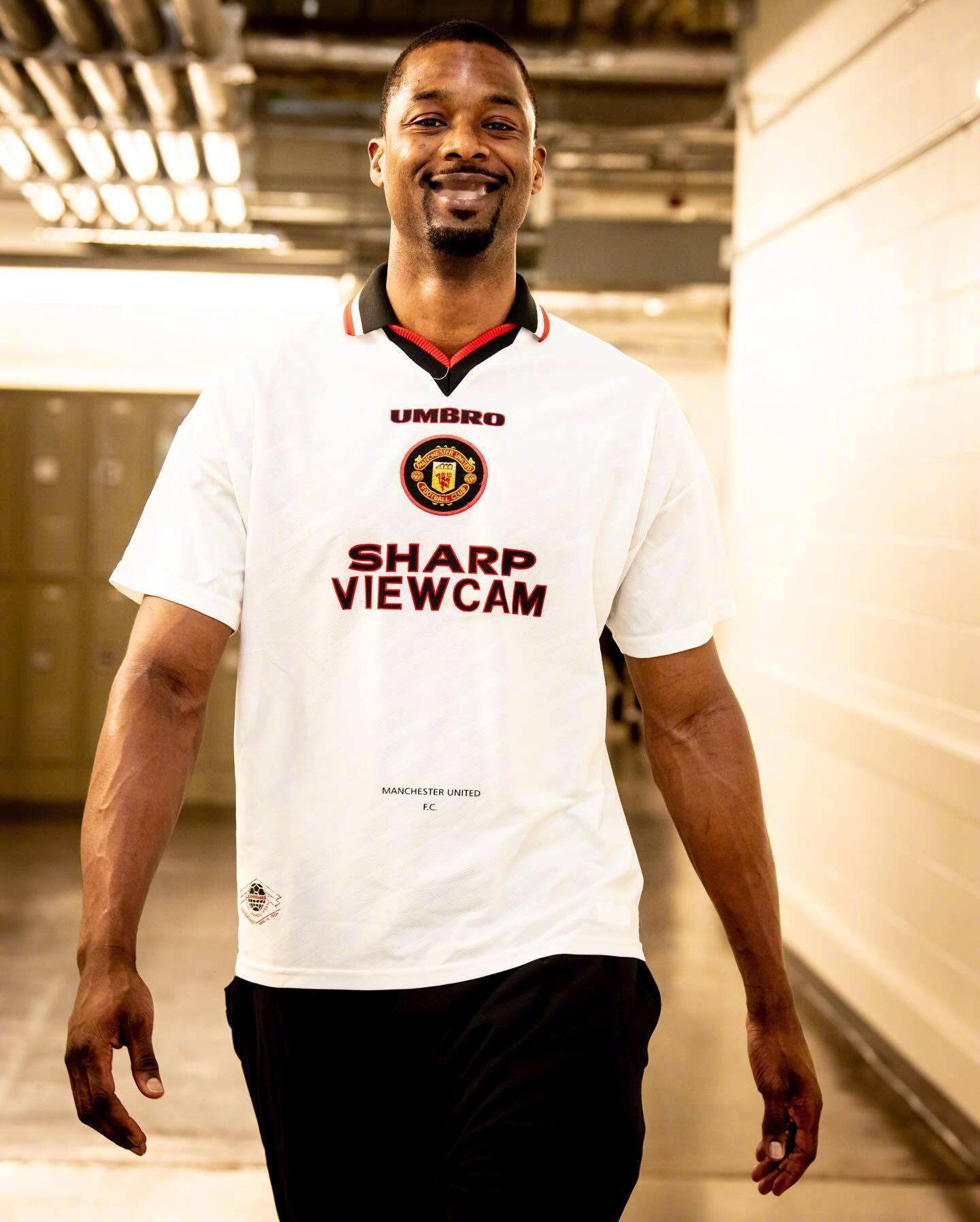 看哈里森-巴恩斯的社媒，感觉他这两年很关注足球，特别是球衣。这赛季的入场穿搭穿了