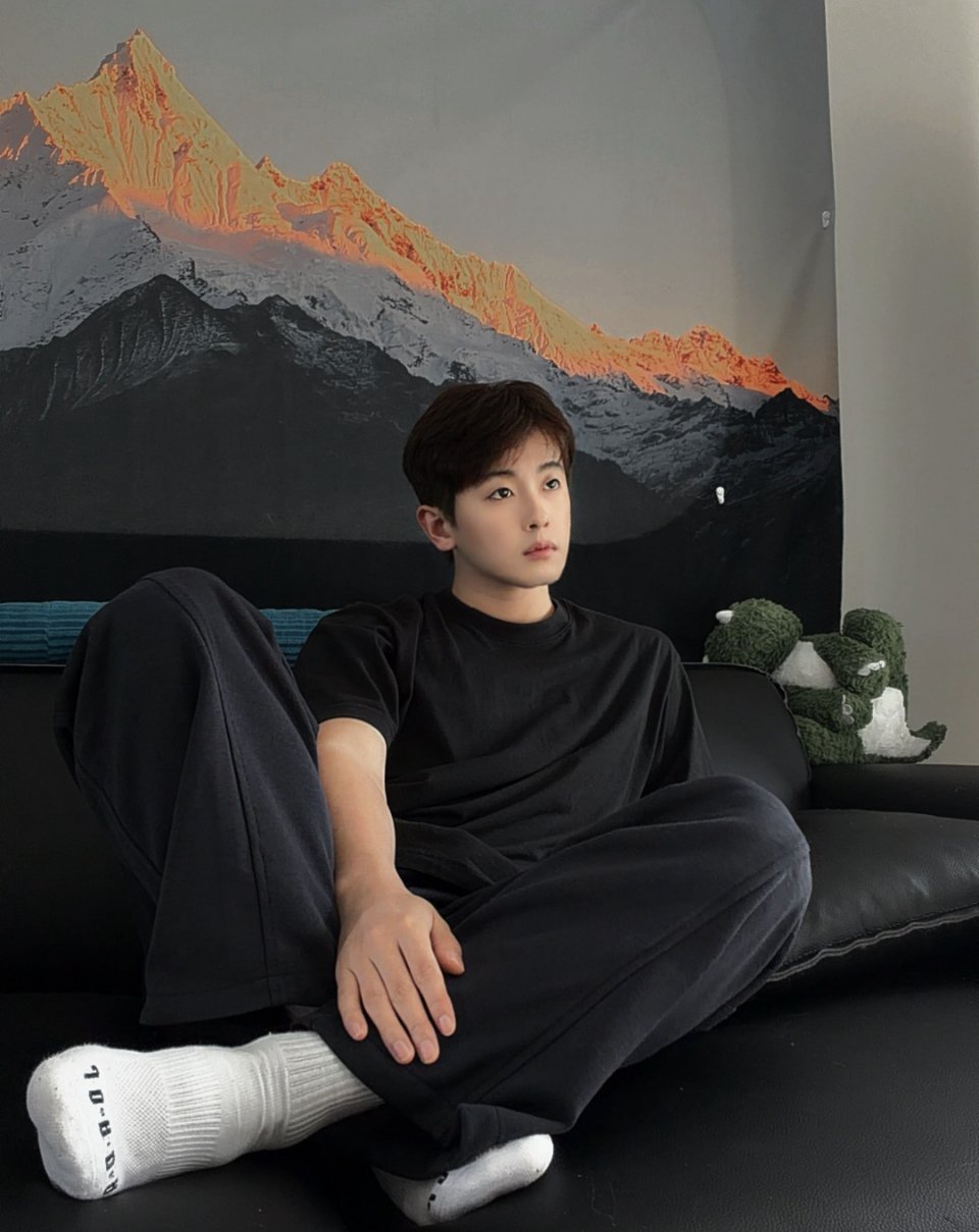 思慕社字母后来才明白，我们都是在用别人的眼睛看自己。直到你在某个清晨对着镜子说‘