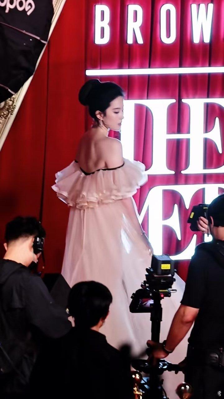 刘亦菲 水蜜桃公主粉白薄纱长裙搭配蜜桃妆，软乎乎的像一颗会呼吸的水蜜桃。既能清冷