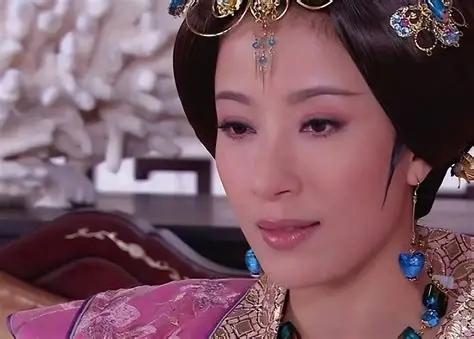 她比他大17岁。他2岁时，她是他的保姆；他6岁被废太子时，她是唯一没有离开的人；
