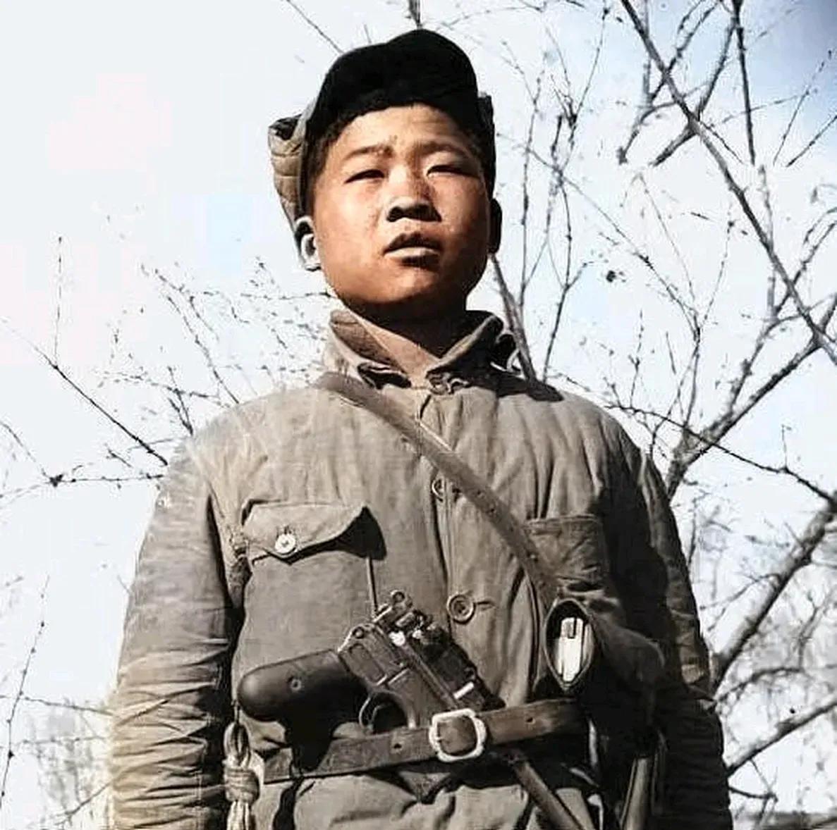 1942年，16岁的宋双来在送信途中，突然遇到了几十个日伪军，他大惊，立即躲进了