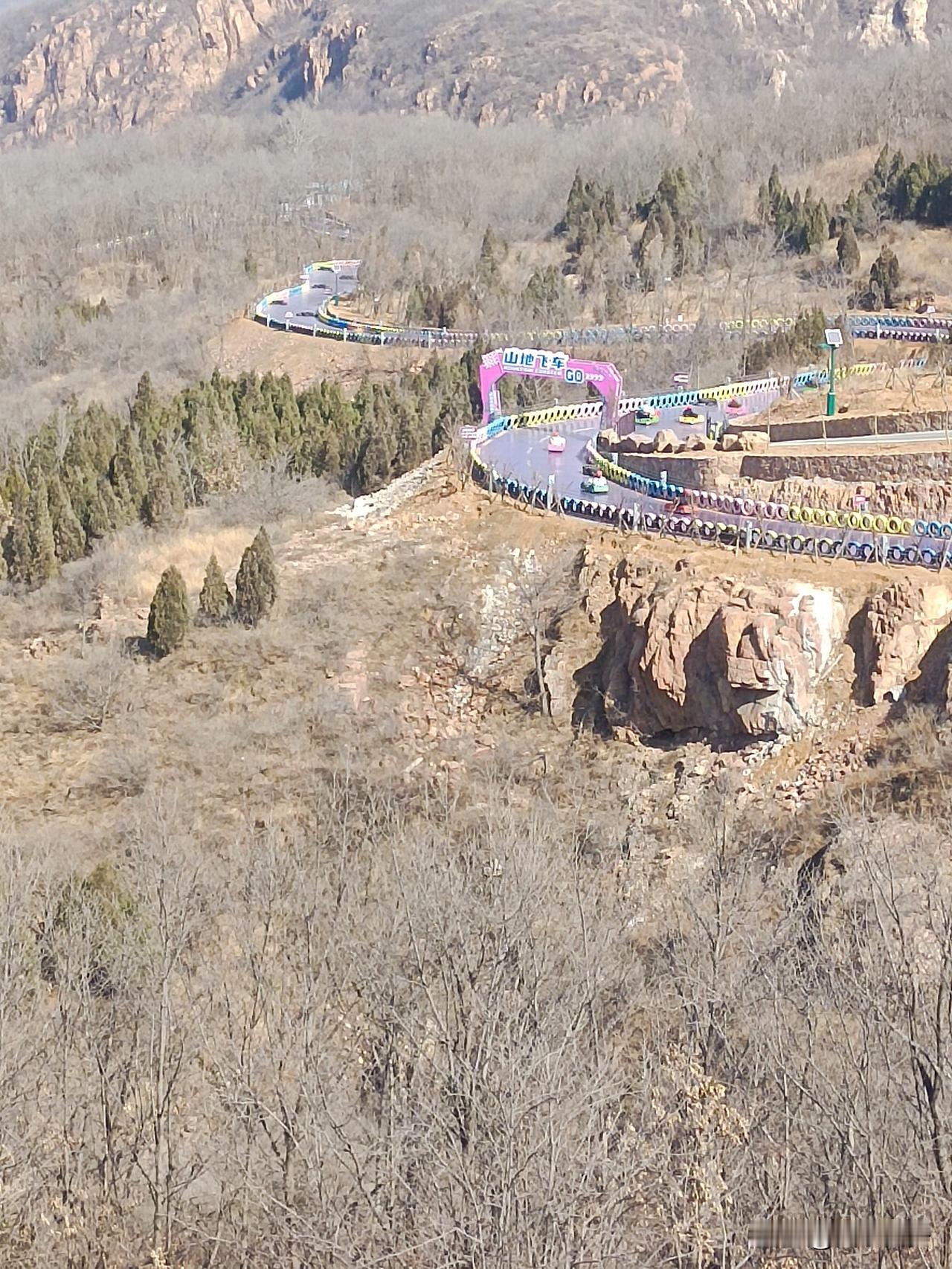 山路上的

贴地飞行，谁玩谁上头！
 
今天在伏羲山兰崖湾，被这个山地飞车狠狠拿